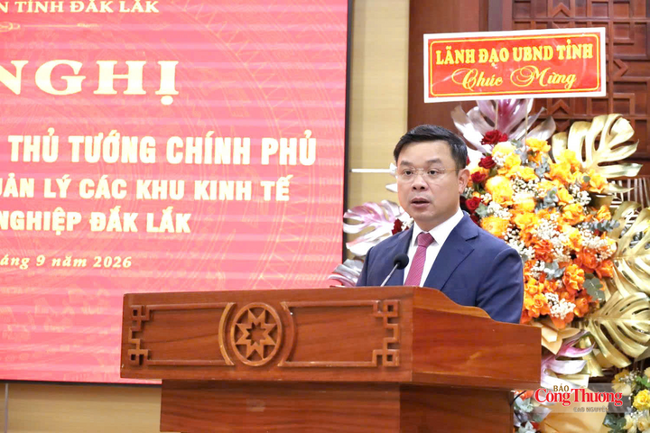 Ông Đỗ Hữu Huy, Chủ tịch UBND tỉnh Đắk Lắk phát biểu giao nhiệm vụ cho Ban Quản lý các khu kinh tế và các khu công nghiệp Đắk Lắk.