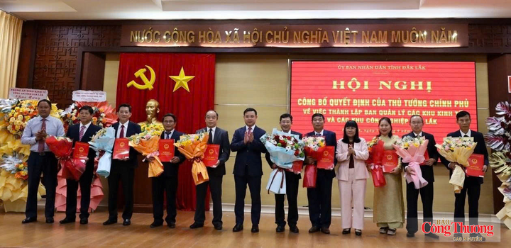 Lãnh đạo tỉnh Đắk Lắk trao quyết định bổ nhiệm lãnh đạo Ban Quản lý các khu kinh tế và các khu công nghiệp Đắk Lắk.
