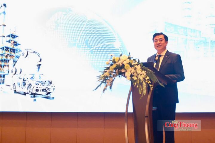 Thứ trưởng Nguyễn Sinh Nhật Tân phát biểu khai mạc diễn đàn.
