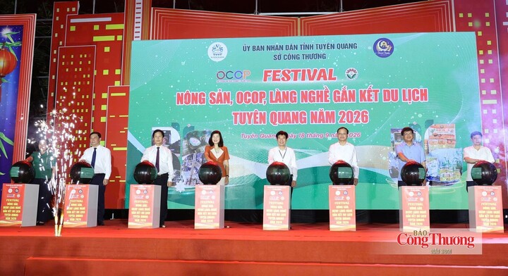 Các đại biểu thực hiện nghi thức khai mạc Festival nông sản, OCOP, làng nghề gắn kết du lịch Tuyên Quang năm 2026.