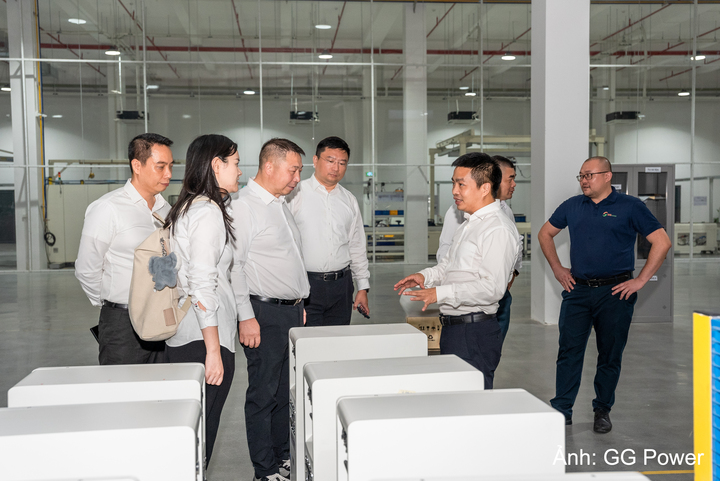 Ông Bùi Xuân Bình - Chủ tịch kiêm Tổng Giám đốc GG Power dẫn đoàn đối tác tham quan nhà máy sản xuất của công ty.