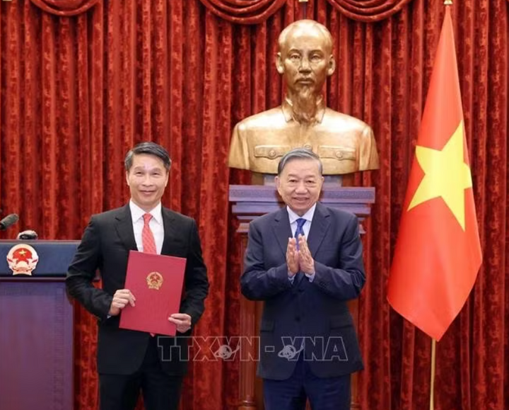 Tổng Bí thư, Chủ tịch nước Tô Lâm trao Quyết định bổ nhiệm Đại sứ đặc mệnh toàn quyền Việt Nam tại Cộng hòa Dân chủ Timor – Leste cho ông Phạm Bình Đàm, Vụ trưởng Ban Thư ký Quốc gia APEC 2027, Bộ Ngoại giao. Ảnh: Thống Nhất/TTXVN