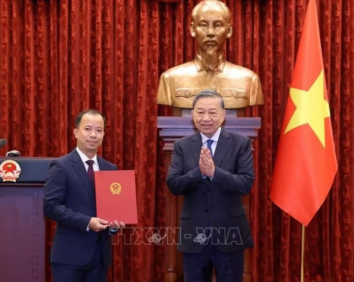 Tổng Bí thư, Chủ tịch nước Tô Lâm trao Quyết định bổ nhiệm Đại sứ đặc mệnh toàn quyền Việt Nam tại Cộng hòa Angola kiêm nhiệm Cộng hòa Congo, Cộng hòa Zambia, Cộng hòa Dân chủ Congo, Cộng hòa Guinea Xích đạo, Cộng hòa Dân chủ Sao Tome và Principe, Cộng hòa Cabo Verde cho ông Nguyễn Văn Hiệu, Phó Vụ trưởng, Vụ Trung Đông - Châu Phi, Bộ Ngoại giao. Ảnh: Thống Nhất/TTXVN