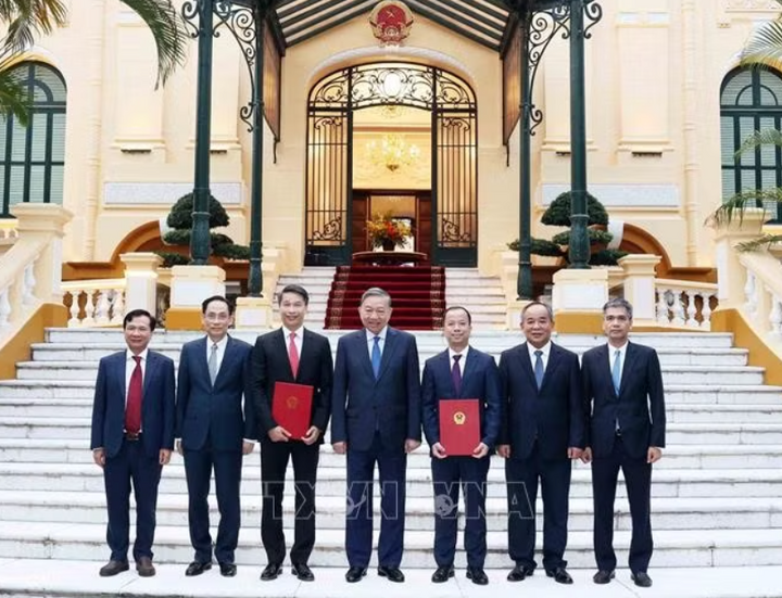 Tổng Bí thư, Chủ tịch nước Tô Lâm và đại biểu cùng 2 Đại sứ mới được bổ nhiệm. Ảnh: Thống Nhất/ TTXVN
