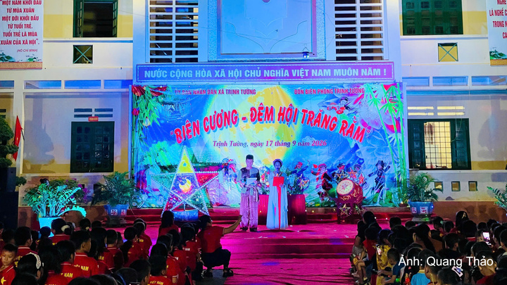 Chương trình “Biên cương - Đêm hội trăng rằm” tại Trường Phổ thông Dân tộc bán trú Tiểu học và Trung học cơ sở Cốc Mỳ, xã Trịnh Tường (Lào Cai).