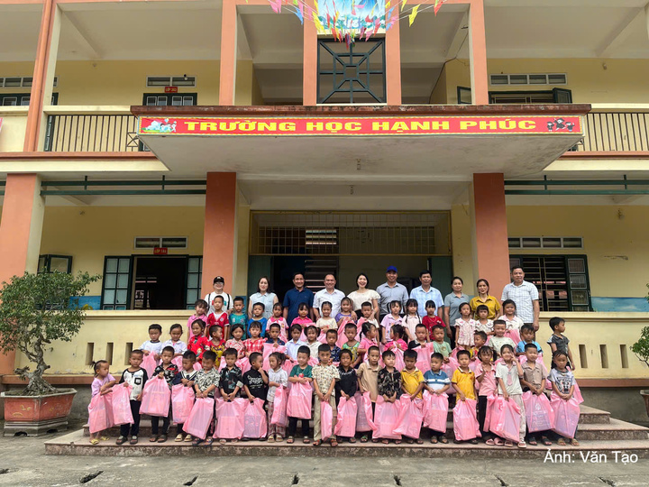 Những phần quà trao tặng trong dịp đầu năm học mới tại Trường Phổ thông Dân tộc bán trú Tiểu học và Trung học cơ sở Cốc Mỳ (xã Trịnh Tường, tỉnh Lào Cai) tiếp thêm động lực để học sinh vùng cao vượt khó, vươn lên trong học tập.