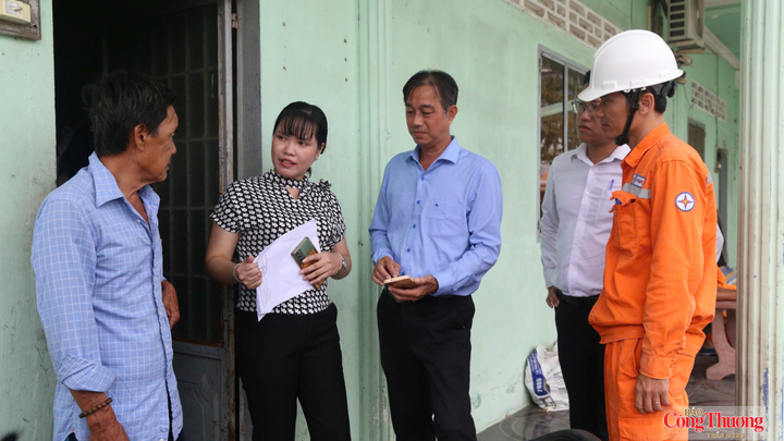 Đoàn kiểm tra hướng dẫn người thuê trọ cách tình tiền điện sinh hoạt.