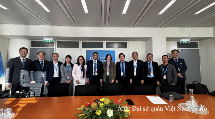 Bà Karine Herviou, Phó Tổng Giám đốc IAEA phụ trách An toàn và An ninh hạt nhân, chụp ảnh lưu niệm với Thứ trưởng Bộ Khoa học và Công nghệ Lê Xuân Định và đoàn Việt Nam.