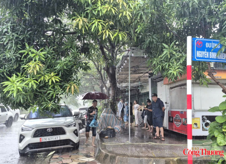Chủ các phương tiện trú mưa chờ xe cứu hộ đến "giải cứu".