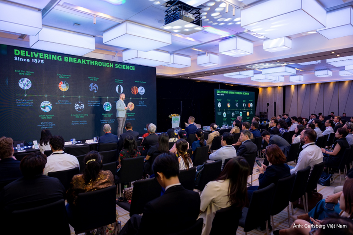 Ông Peter Wachenschwanz - Giám đốc cấp cao chuỗi cung ứng tích hợp, Carlsberg Việt Nam chia sẻ cách doanh nghiệp hiện thực hóa Brewing Tomorrow qua những bước tiến cụ thể trong vận hành.