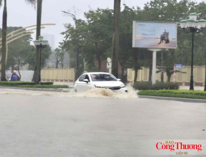 Nhiều phương tiện đi lại giữa nước ngập sâu.