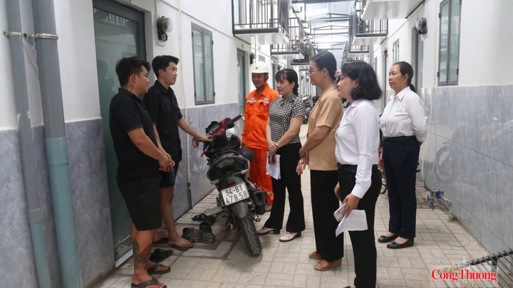 Đoàn kiểm tra trao đổi cùng chủ trọ và người thuê trọ tại địa bàn phường Sóc Trăng, TP. Cần Thơ.