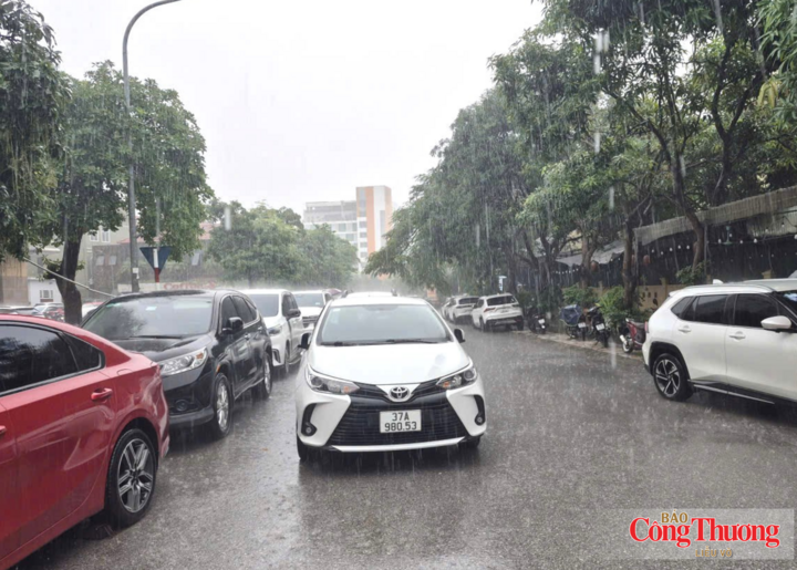 Các xe chết máy đứng giữa đường.