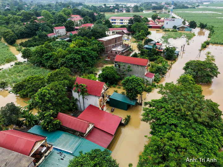 Những ngày qua, mưa lớn kéo dài khiến nhiều địa phương của Thanh Hóa ngập sâu, giao thông chia cắt, hàng chục nghìn hộ dân bị ảnh hưởng. Trong điều kiện thời tiết phức tạp, lực lượng chức năng tỉnh Thanh Hóa đã xuyên đêm cứu hộ, sơ tán người dân, vận chuyển nhu yếu phẩm, bảo vệ đê điều và hỗ trợ các hộ gia đình khắc phục hậu quả thiên tai.