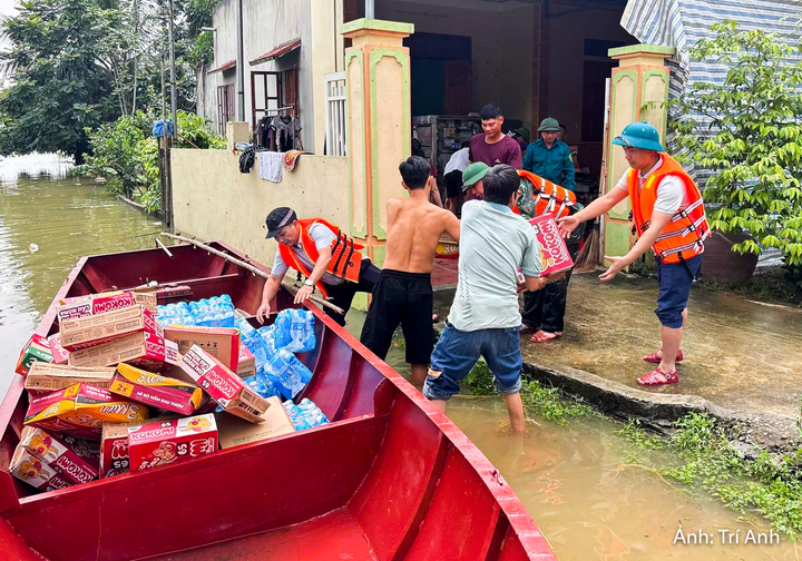Trong lúc thiên tai thử thách sức chống chịu của người dân, những chuyến hàng cứu trợ, những cánh tay hỗ trợ và sự có mặt kịp thời của lực lượng chức năng đang góp phần tạo nên điểm tựa để các gia đình vùng lũ từng bước vượt qua khó khăn, khôi phục cuộc sống.
