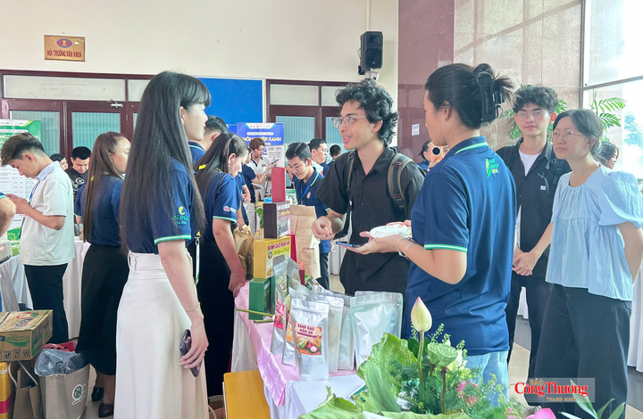 Doanh nghiệp giới thiệu sản phẩm với khách hàng bền lề cuộc thi.