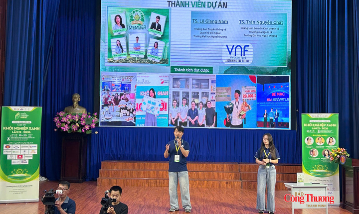 Thí sinh thuyết trình dự án khởi nghiệp tại vòng bán kết trước hội đồng giám khảo.