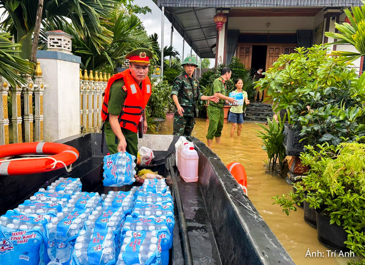 Lực lượng công an cùng cán bộ, chiến sĩ vượt dòng nước ngập, dùng thuyền tiếp cận từng nhà dân bị cô lập để cung cấp nước uống, lương thực và các nhu yếu phẩm thiết yếu. Những phần quà được trao tận tay, kịp thời hỗ trợ người dân duy trì sinh hoạt trong những ngày mưa lũ, giao thông chia cắt.