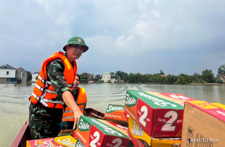 Chiếc xuồng máy mang theo nhu yếu phẩm rẽ nước tiến về khu dân cư ngập sâu. Hai bên là những ngôi nhà chỉ còn nhô lên khỏi mặt nước, nhiều tuyến đường quen thuộc đã biến thành những dòng nước. Trên xuồng, cán bộ, chiến sĩ Ban CHQS xã Kim Tân tập trung quan sát, tìm đường tiếp cận những hộ dân cần hỗ trợ