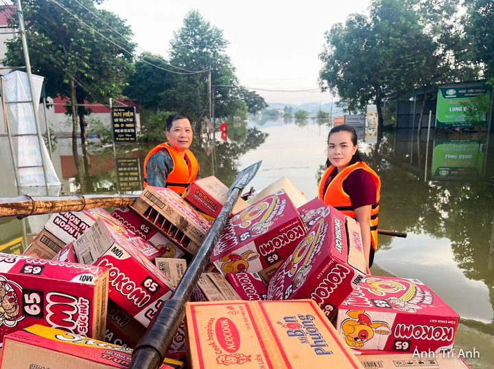 Những thùng mì, chai nước cùng nhu yếu phẩm được xếp đầy trên thuyền, theo chân cán bộ, chiến sĩ vượt qua dòng nước ngập đến từng nhà dân. Hàng cứu trợ được trao tận tay, kịp thời giúp các gia đình vùng lũ vượt qua những ngày bị chia cắt.