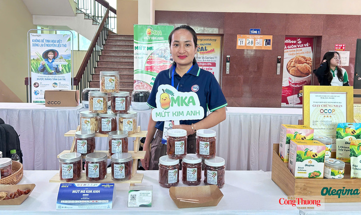 Gian hàng trưng bày, giới thiệu sản phẩm của các dự án khởi nghiệp tham gia vòng Bán kết cuộc thi Khởi nghiệp Xanh 2026