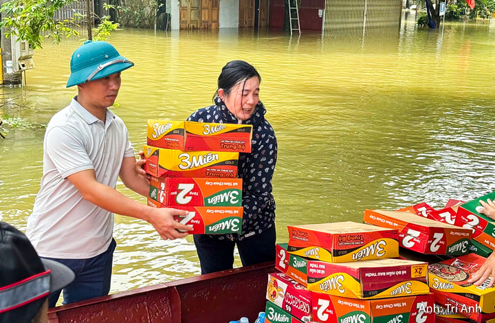 Từ những phần quà của người dân, các tổ chức, doanh nghiệp đến những chuyến xe chở nước uống, mì ăn liền và nhu yếu phẩm, tất cả đều hướng về các khu vực đang chịu ảnh hưởng nặng nề bởi mưa lũ.