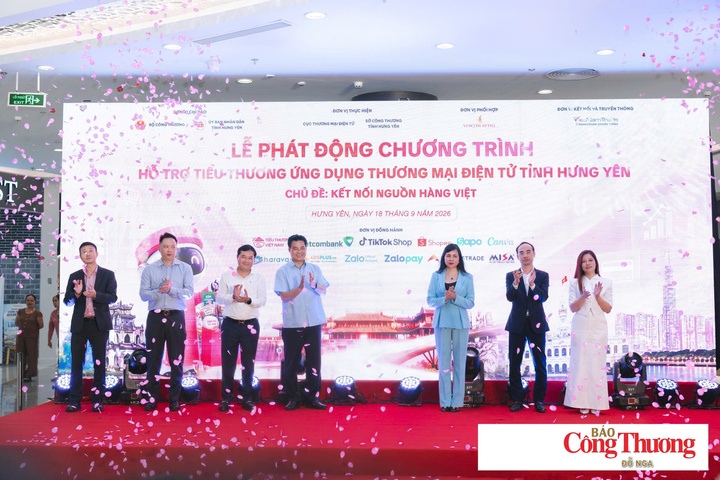 Bà Lê Hoàng Oanh, Cục trưởng Cục Thương mại điện tử, Bộ Công Thương và ông Lê Quang Hòa, Phó Chủ tịch UBND tỉnh Hưng Yên, cùng đại diện các đơn vị đồng hành như TikTok Shop, Vincom Retail, Accesstrade... kích hoạt lễ phát động chương trình