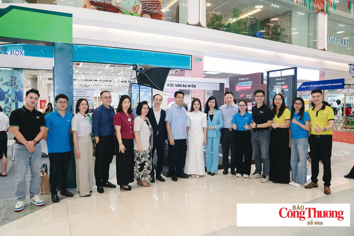 Bà Lê Hoàng Oanh, Cục trưởng Cục Thương mại điện tử và ông Lê Quang Hòa, Phó Chủ tịch UBND tỉnh Hưng Yên chụp ảnh lưu niệm cùng đại diện các đơn vị đồng hành