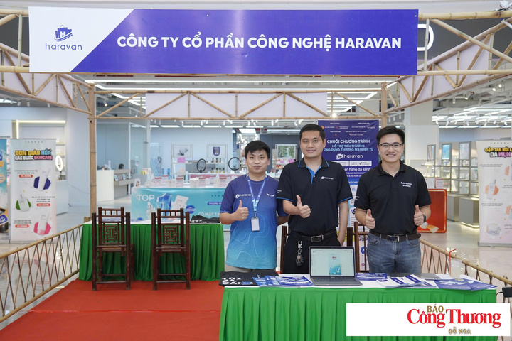 Chia sẻ từ góc độ doanh nghiệp cung cấp giải pháp công nghệ, đại diện Haravan cho rằng, chuyển đổi số đối với tiểu thương chợ truyền thống cần bắt đầu từ những công cụ đơn giản, thiết thực và có thể áp dụng ngay vào hoạt động kinh doanh hằng ngày. Theo đó, việc mở thêm một gian hàng trực tuyến, tiểu thương cần từng bước kết nối hoạt động bán hàng, quản lý đơn hàng, thanh toán, chăm sóc khách hàng và bán hàng đa kênh trên cùng một hệ thống.