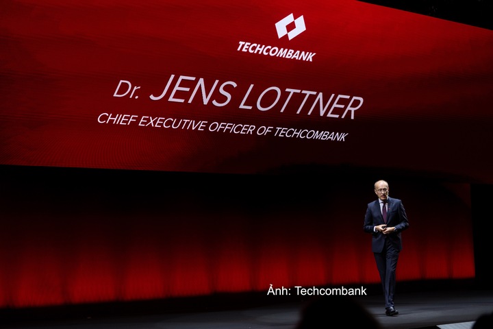Ông Jens Lottner, Tổng Giám đốc Techcombank chia sẻ tại hội nghị.