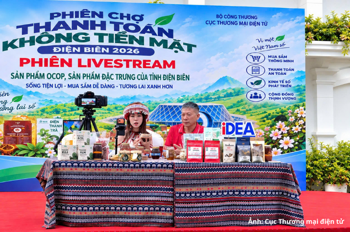 KOC Trang Sumi Beauty và đại diện doanh nghiệp giới thiệu sản phẩm tại phiên megalivestream