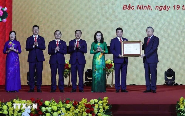 Tổng Bí thư, Chủ tịch nước Tô Lâm trao Nghị quyết của Quốc hội về việc thành lập thành phố Bắc Ninh cho lãnh đạo Thành phố. (Ảnh: Thống Nhất/TTXVN)