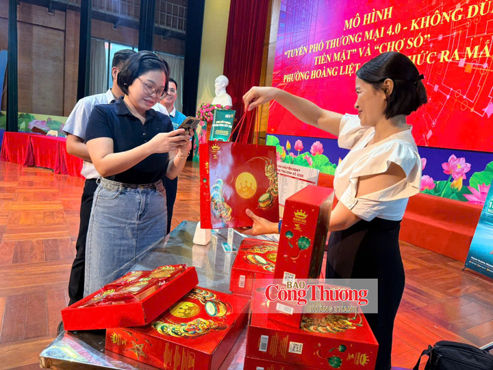 Phường Hoàng Liệt (Hà Nội) tổ chức Lễ ra mắt mô hình “Tuyến phố 4.0 - Thanh toán không dùng tiền mặt” và “Chợ số”.