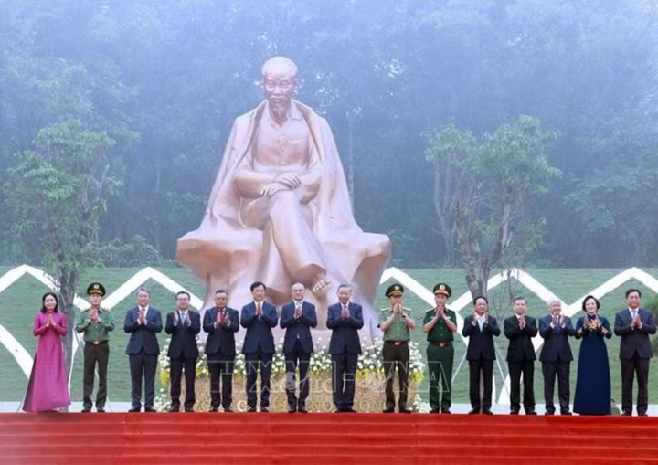 Tổng Bí thư, Chủ tịch nước Tô Lâm và các đại biểu tại Lễ khánh thành Tượng đài “Bác Hồ với Ngày hội non sông”. Ảnh: Thống Nhất/TTXVN
