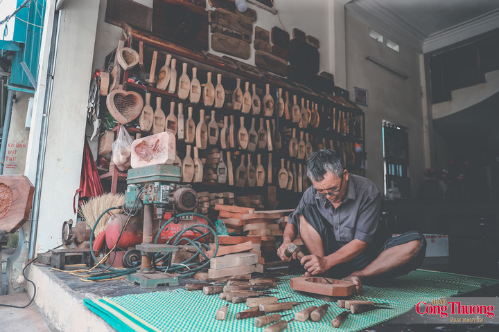 Những ngày cậnTết Trung thu, căn nhà của nghệ nhân Trần Văn Bản lại thơm mùi gỗ mới. Trên sàn nhà là những chiếc đục đủ kích cỡ, những phôi gỗ đang tạo hình và cả những chiếc khuôn đã hoàn thiện với hoa sen, cá chép, chữ Phúc, chữ Thọ hay hình 12 con giáp.