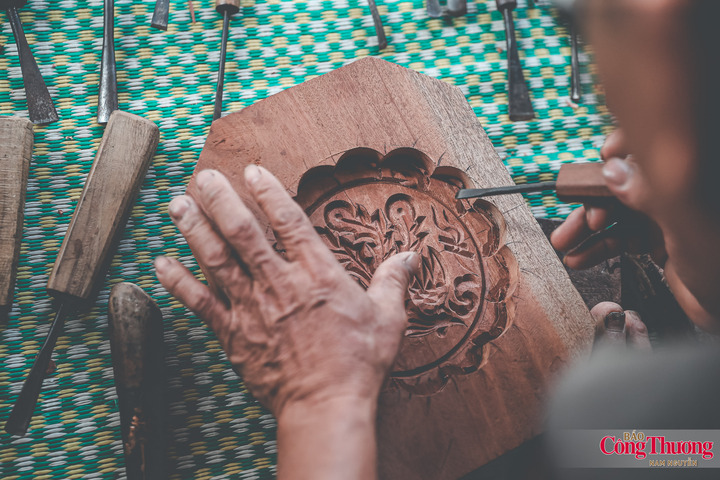 Điều khó nhất không nằm ở sức lực mà ở việc “đọc” được thớ gỗ. Chỉ cần một nhát đục quá tay, đường nét có thể vỡ, cả phần công sức trước đó phải làm lại từ đầu. Bởi vậy, mỗi chiếc khuôn gần như không chỉ là một sản phẩm mộc, mà còn mang dấu ấn riêng của người tạo ra nó.