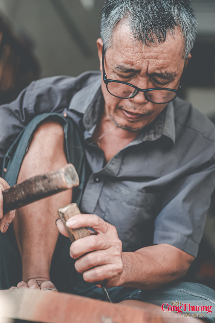 Những khuôn phổ thông có thể hoàn thành trong vài giờ. Nhưng gặp mẫu phức tạp, kích thước lớn hoặc đặt riêng, người thợ phải mất nhiều ngày, thậm chí lâu hơn. Có lần, ông Bản từng dành tới một tháng cho chiếc khuôn cỡ lớn có thể đóng lượng bột lên tới khoảng một tạ.