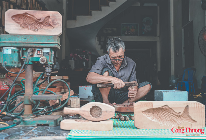 Thị trường thay đổi khiến nghề làm khuôn gỗ không còn nhộn nhịp như trước. Có thời điểm, sự phổ biến của khuôn silicon khiến lượng khách đặt hàng giảm mạnh. Tuy vậy, những khách hàng yêu bánh truyền thống, các làng nghề, cơ sở sản xuất và doanh nghiệp vẫn tìm đến ông. Một số khách nước ngoài cũng từng đến tận nơi đặt mua khuôn gỗ.