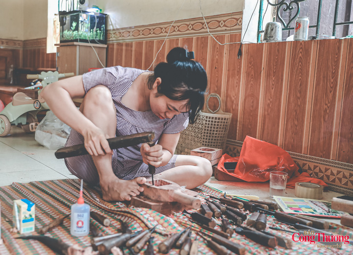 Vào mùa cao điểm trước Tết Trung thu, khi đơn hàng dồn về nhiều, công việc trong nhà ông Bản cũng trở nên tất bật hơn. Vợ và con gái ông phải cùng vào xưởng phụ giúp các khâu chuẩn bị phôi, làm sạch, hoàn thiện và đóng gói sản phẩm để kịp trả khách.