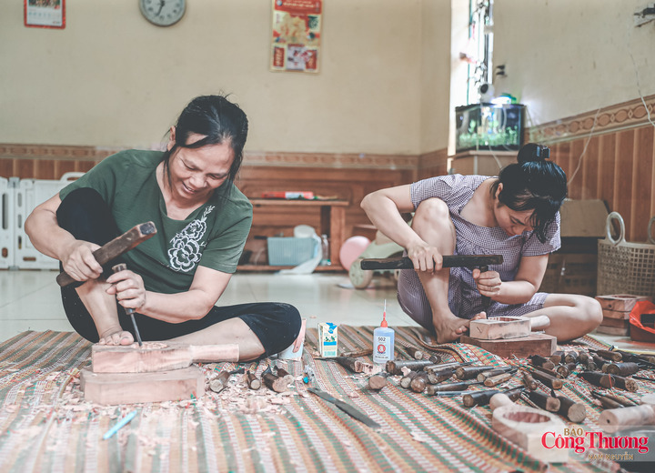 Cả gia đình cùng làm, có những ngày từ sáng sớm đến tối muộn mới nghỉ, chỉ mong những chiếc khuôn kịp đến tay khách trước mùa trăng.