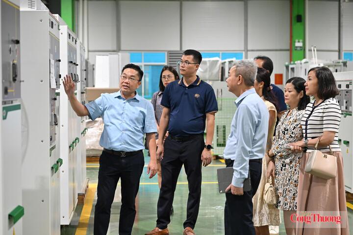 Ông Đỗ Anh Tuấn - đại diện Công ty CP Kỹ thuật công nghiệp Á Châu giới thiệu với đoàn công tác về sản phẩm doanh nghiệp sản xuất.