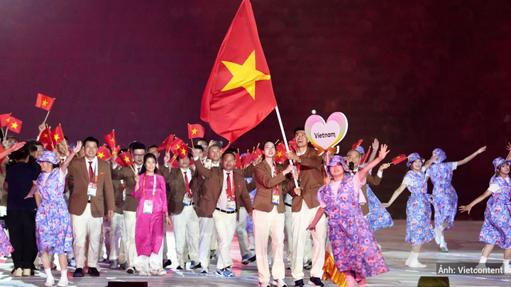Tại lễ khai mạc ASIAD 2026, các đoàn thể thao lần lượt tiến vào sân vận động Mizuho Park theo bảng chữ cái tiếng Anh.