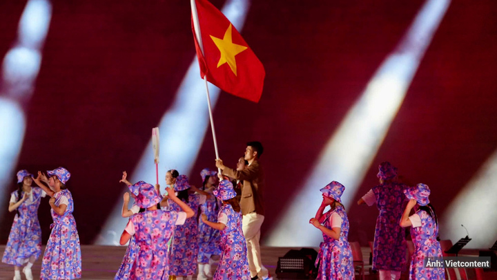 Lê Thanh Thúy và Đinh Quang Kiệt dẫn đầu đoàn Việt Nam tiến vào lễ đài.