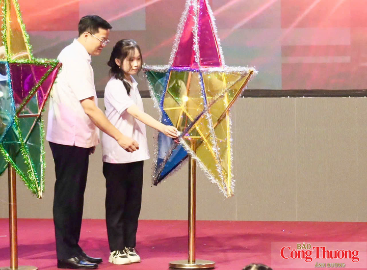 Chủ tịch UBND tỉnh Quảng Ngãi cùng các em học sinh tham gia thắp sáng chương trình Chân trời mơ ước