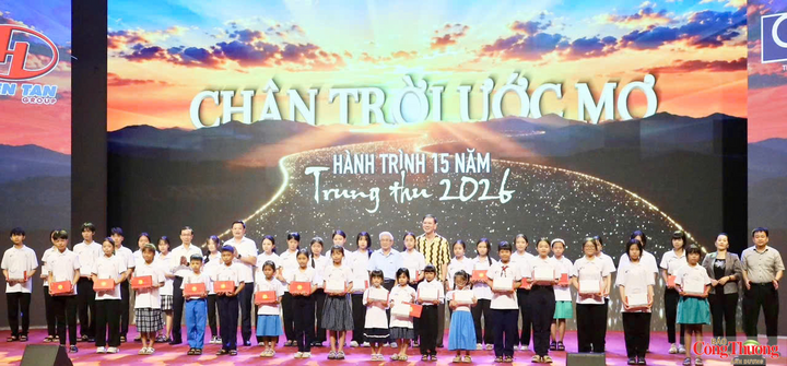 Trao nhiều phần quà ý nghĩa cho các em học sinh nhân dịp Tết Trung thu