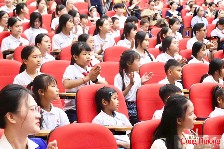 Hàng trăm em học sinh có hoàn cảnh khó khăn đã đến tham dự chương trình