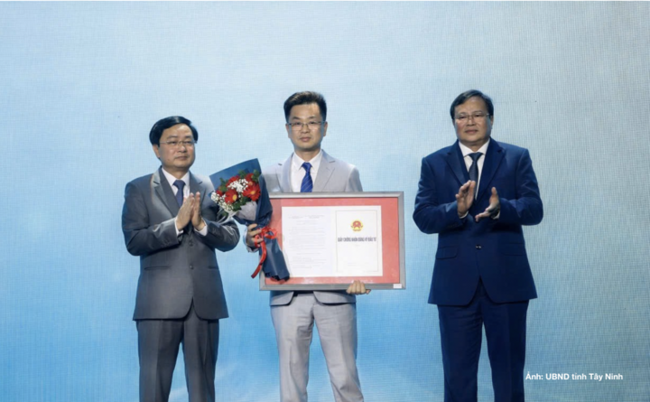 Đại diện Leachan Vietnam nhận Giấy chứng nhận đăng ký đầu tư tại Hội nghị Xúc tiến đầu tư tỉnh Tây Ninh năm 2026