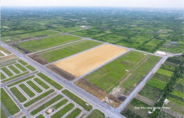 Toàn cảnh khu công nghiệp Prodezi và tiến độ san lấp mặt bằng.