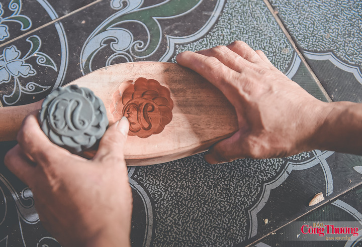 Để kiểm tra độ sắc nét và độ sâu của từng chi tiết sau khi chạm khắc, ông Bản thường dùng đất sét ép thử vào khuôn. Qua bản in trên đất sét, người thợ có thể nhìn rõ những đường nét chưa đều, chỗ còn nông hoặc chưa sắc để tiếp tục chỉnh sửa. Chỉ khi từng hoa văn hiện lên rõ ràng, cân đối, chiếc khuôn mới được coi là hoàn thiện.