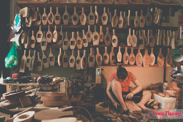 Tuổi cao, mắt không còn tinh như trước, nhưng đôi tay người thợ vẫn đều đặn cầm búa, cầm đục. Con cháu có thể hỗ trợ ông những công đoạn khác, riêng phần chạm khắc quan trọng ông vẫn trực tiếp làm để giữ chất lượng sản phẩm.